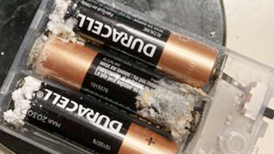 How to Clean Alkaline Battery Leakage Safely 1 How to Clean Alkaline Battery Leakage