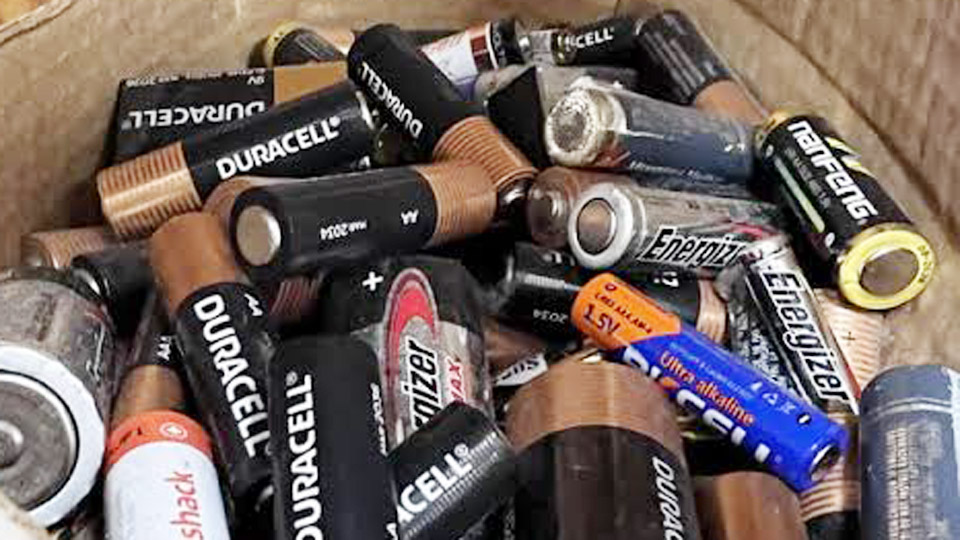 How to Dispose of Dead Alkaline Batteries Safely 1 How to Dispose of Dead Alkaline Batteries