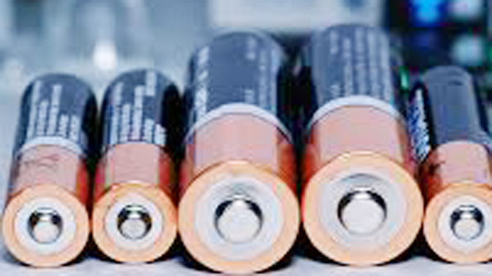 What Are the Electrodes Made of in the Alkaline Battery? 1 What Are the Electrodes Made of in the Alkaline Battery
